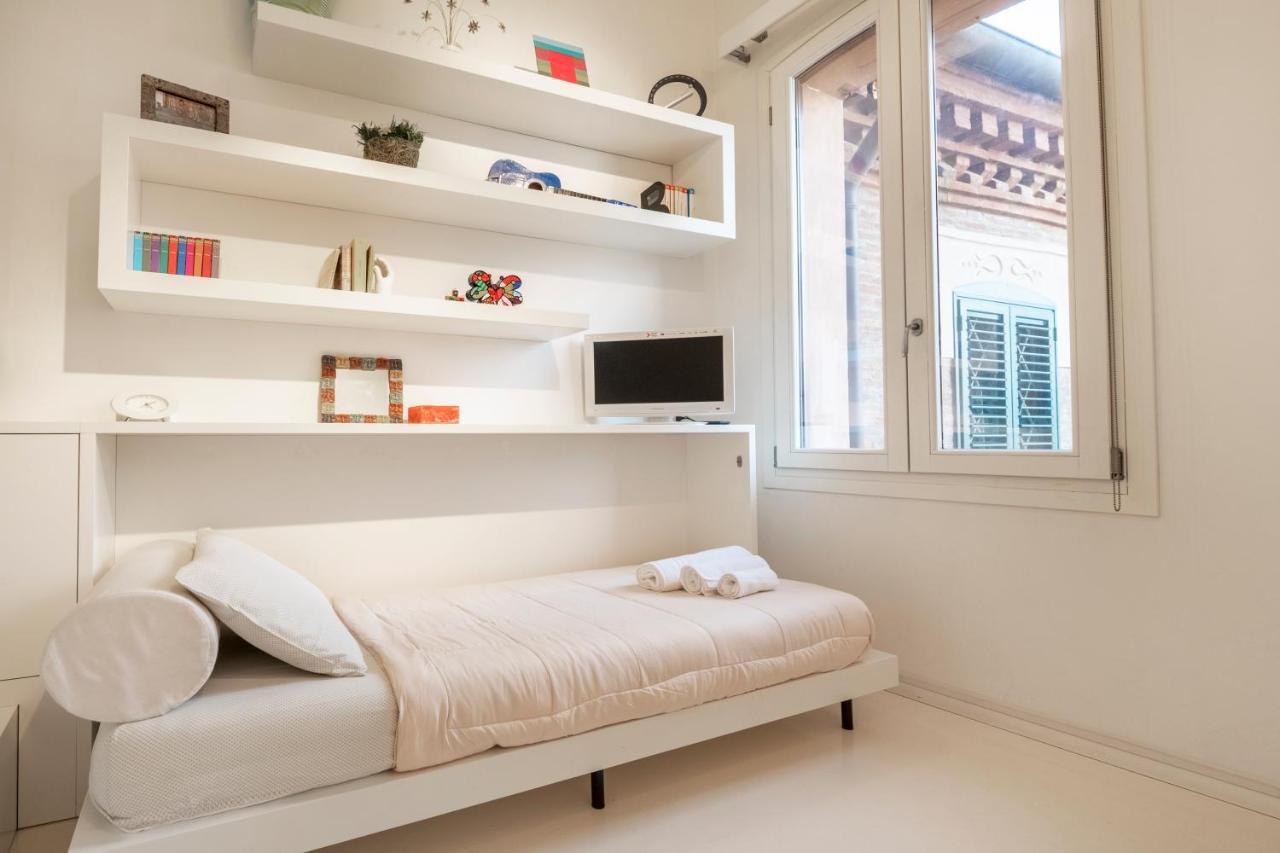 Charming Flat In Centro A Ferrara Con Posto Auto Villa Eksteriør bilde